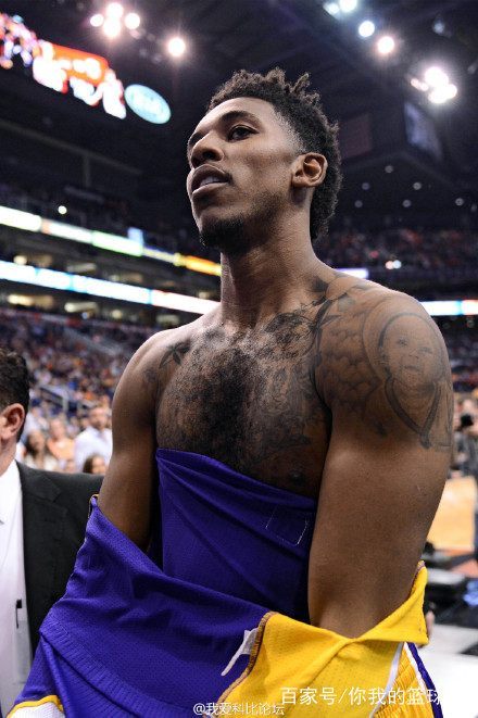 前锋终结进球荒，庆祝动作感动球迷（射手终结球荒，暖心庆祝打动球迷）