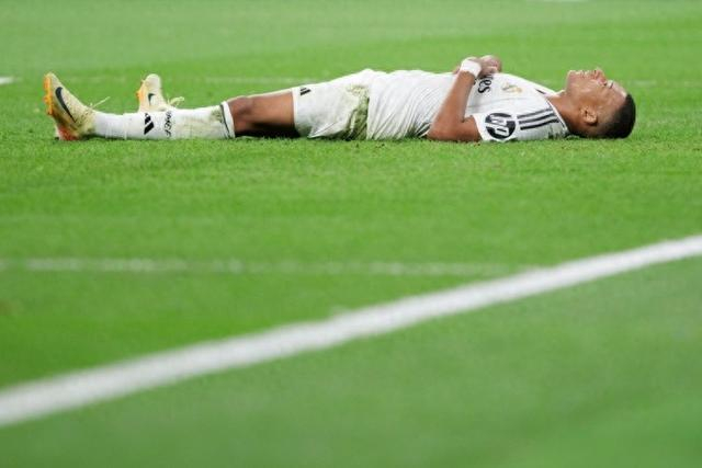 博洛尼亚官方：贝尔纳代斯基接受锁骨手术，将缺席6周时间（博洛尼亚官宣：贝尔纳代斯基完成锁骨手术，预计缺阵6周）