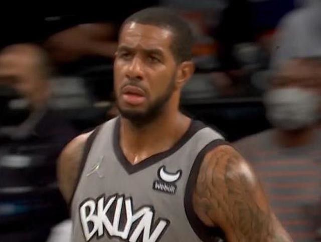 德媒：由于手指受伤，诺伊尔近两场都佩戴特制的四指手套参赛（德媒：手指伤势影响，诺伊尔连续两场戴特制四指手套出战）