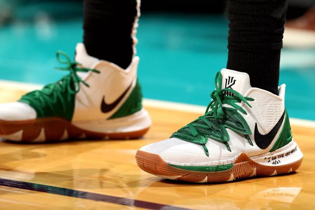 今天复出战独行侠！艾顿谈对位浓眉：防守他需要全队努力（艾顿今日复出迎战独行侠：谈防浓眉需全队合力）