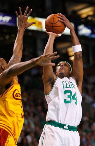 CBA：深圳男篮三分火力全开 主场击败上海（CBA：深圳三分如雨，主场力克上海队）