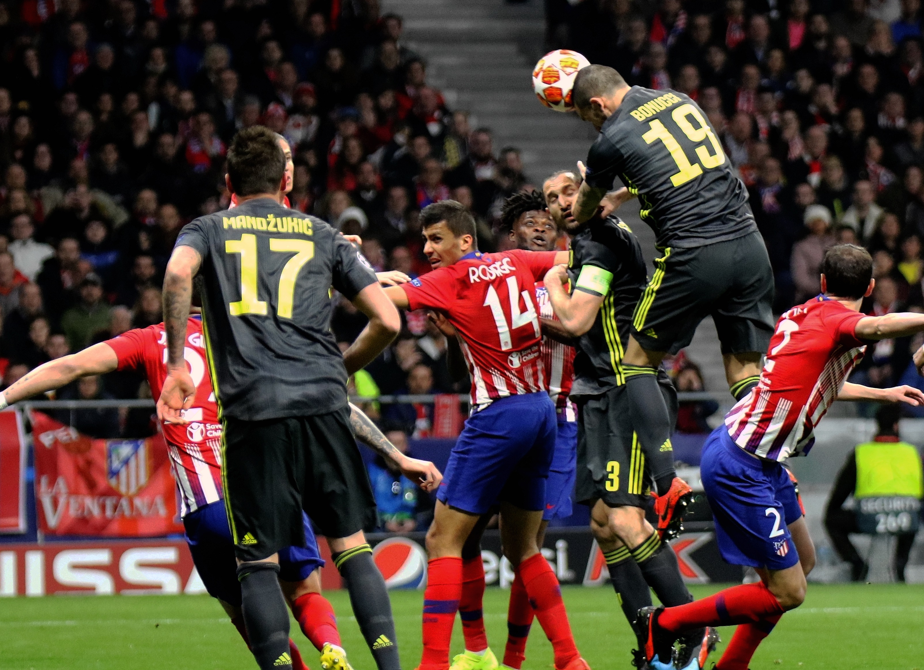 利物浦乱了！外媒：斯洛特将下课，萨拉赫会去沙特，范戴克施压